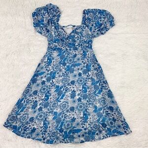 Sincerly Jules short sleeve V neck smocked back chiffon dress in blue white